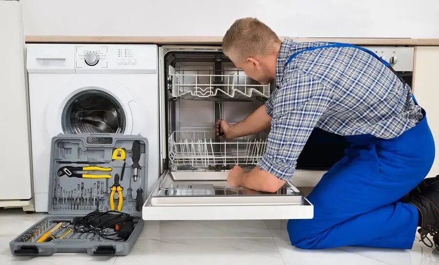 Sincan Daikin servisi teknisyen ekibi beyaz eşya tamiri yaparken